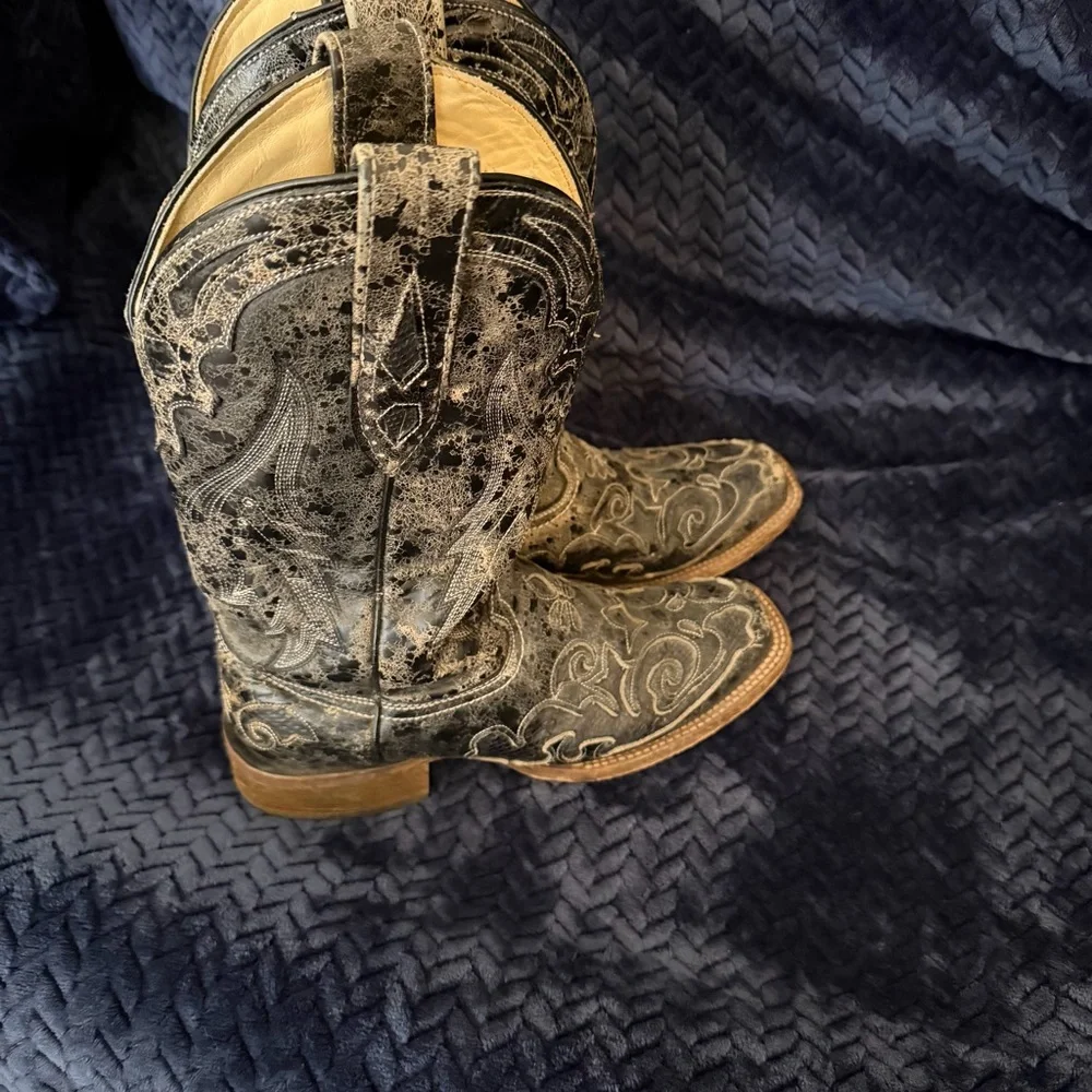 Stylish Black Embroidered Western Boots - Picture 2 of 2